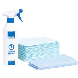 Flacon pulvérisateur blanc avec inscription bleue et chiffons de nettoyage bleus sur fond blanc