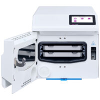 SteriHero Speed+ stérilisateur avec écran Stérilisateur blanc SteriHero Speed+ avec compartiment ouvert et écran tactile sur fond blanc