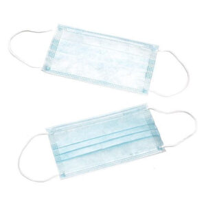 Deux masques jetables bleus sur fond blanc