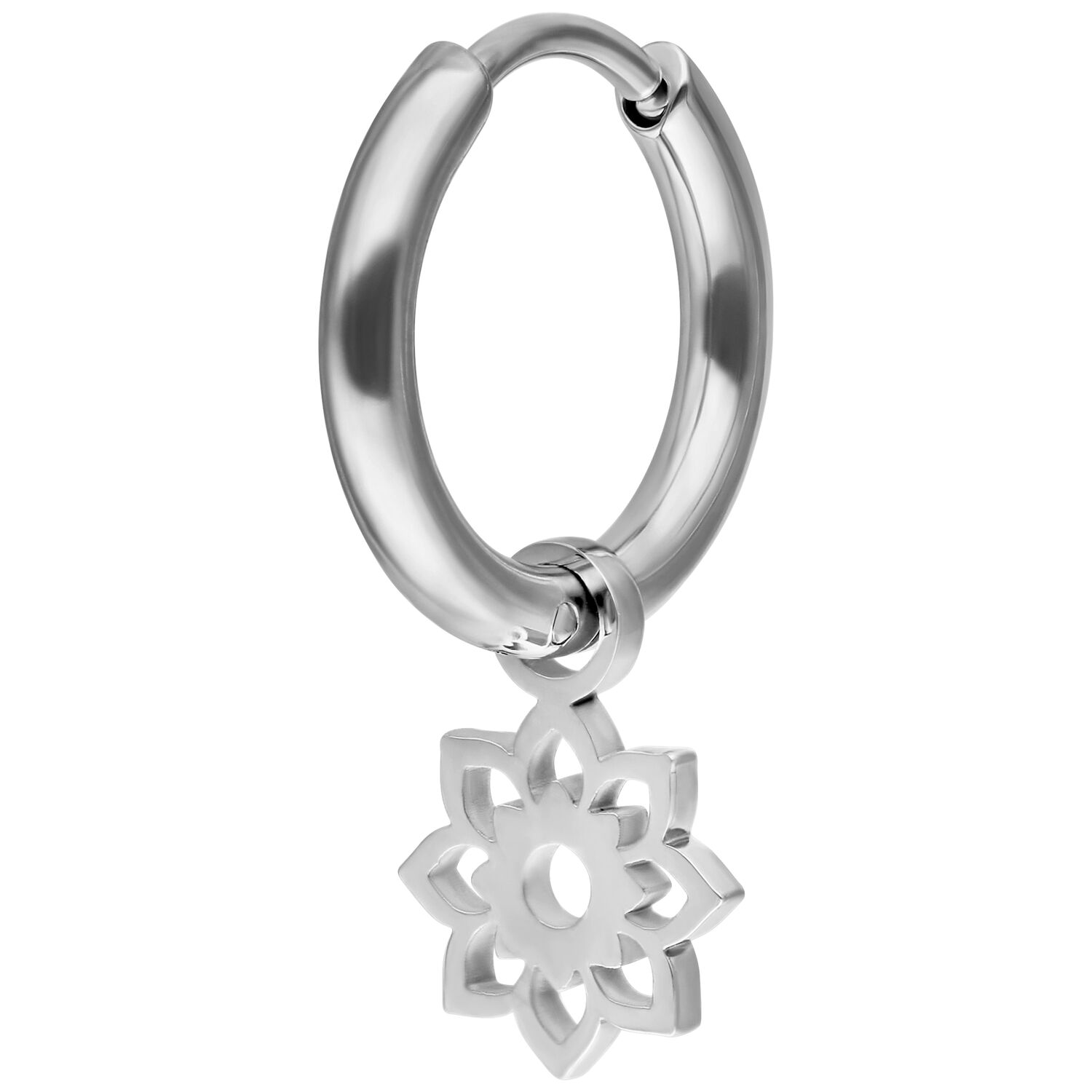 Boucle d'oreille en argent avec pendentif fleur en acier chirurgical sur fond blanc