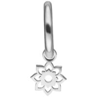 Boucles d'oreilles Mini Flower Hoops en argent avec pendentif fleur sur fond blanc