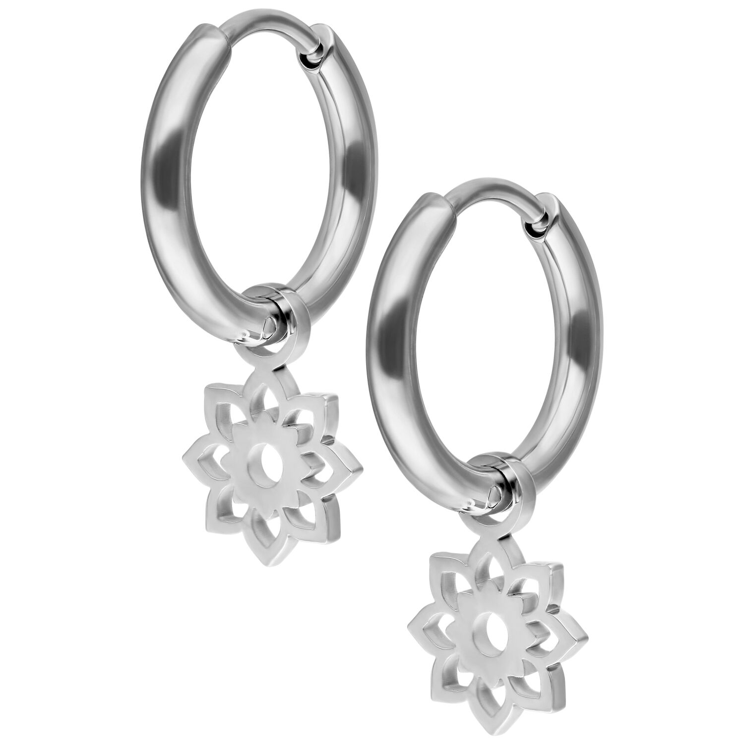 Mini boucles d'oreilles en argent avec pendentif fleur sur fond blanc