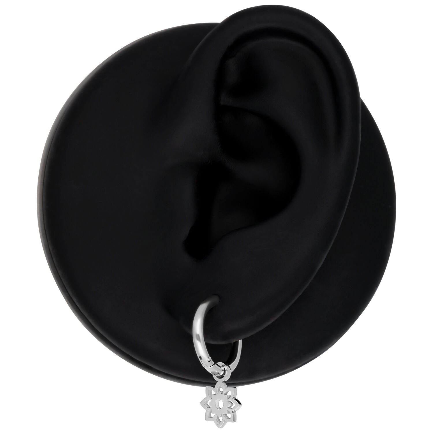 Boucles d'oreilles Mini Flower en argent sur modèle d'oreille noir, poli brillant