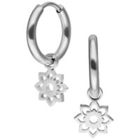 Mini Flower Hoops en argent avec pendentif fleur sur fond blanc