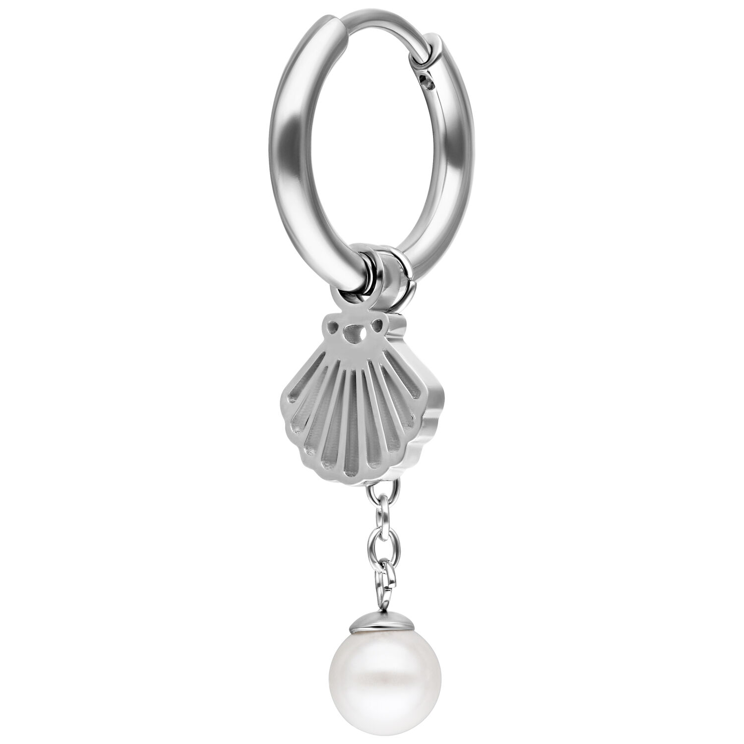 Boucle d'oreille argentée avec pendentif coquillage et perle sur fond blanc