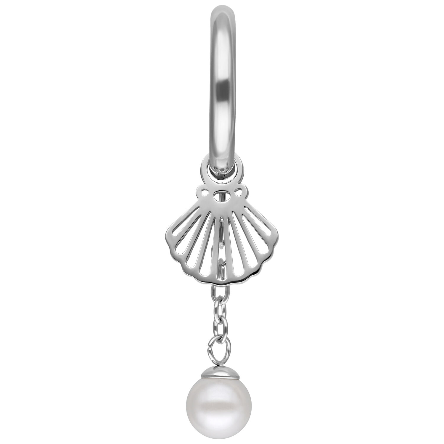 Créole en argent avec pendentif coquillage et perle sur fond blanc