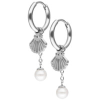 Boucles d'oreilles argentées avec pendentif coquillage et perle sur fond blanc