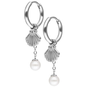 Boucles d'oreilles argentées avec pendentif coquillage et perle sur fond blanc