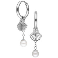 Créoles argentées avec pendentifs coquillage et perles blanches sur fond blanc