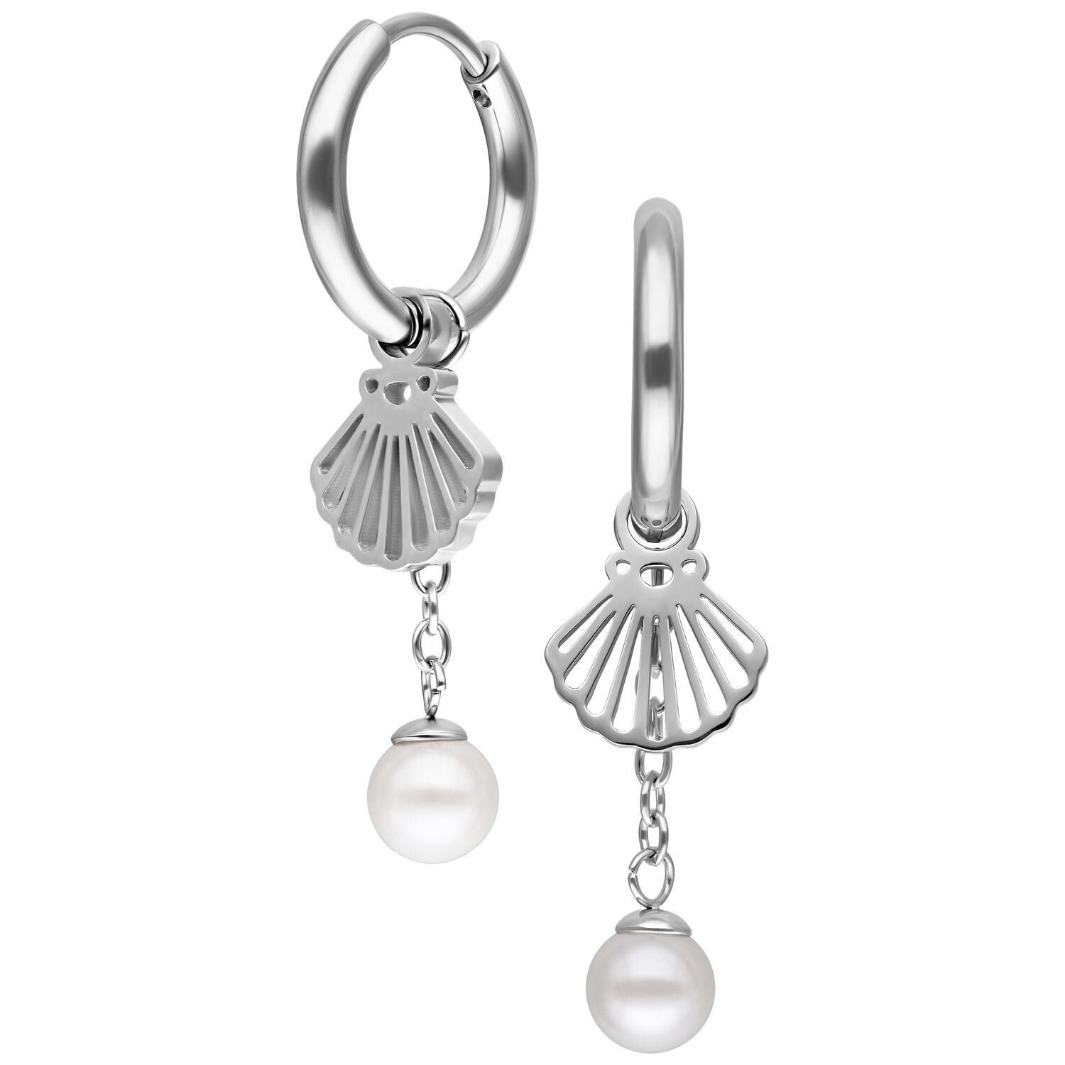 Créoles argentées avec pendentifs coquillage et perles blanches sur fond blanc