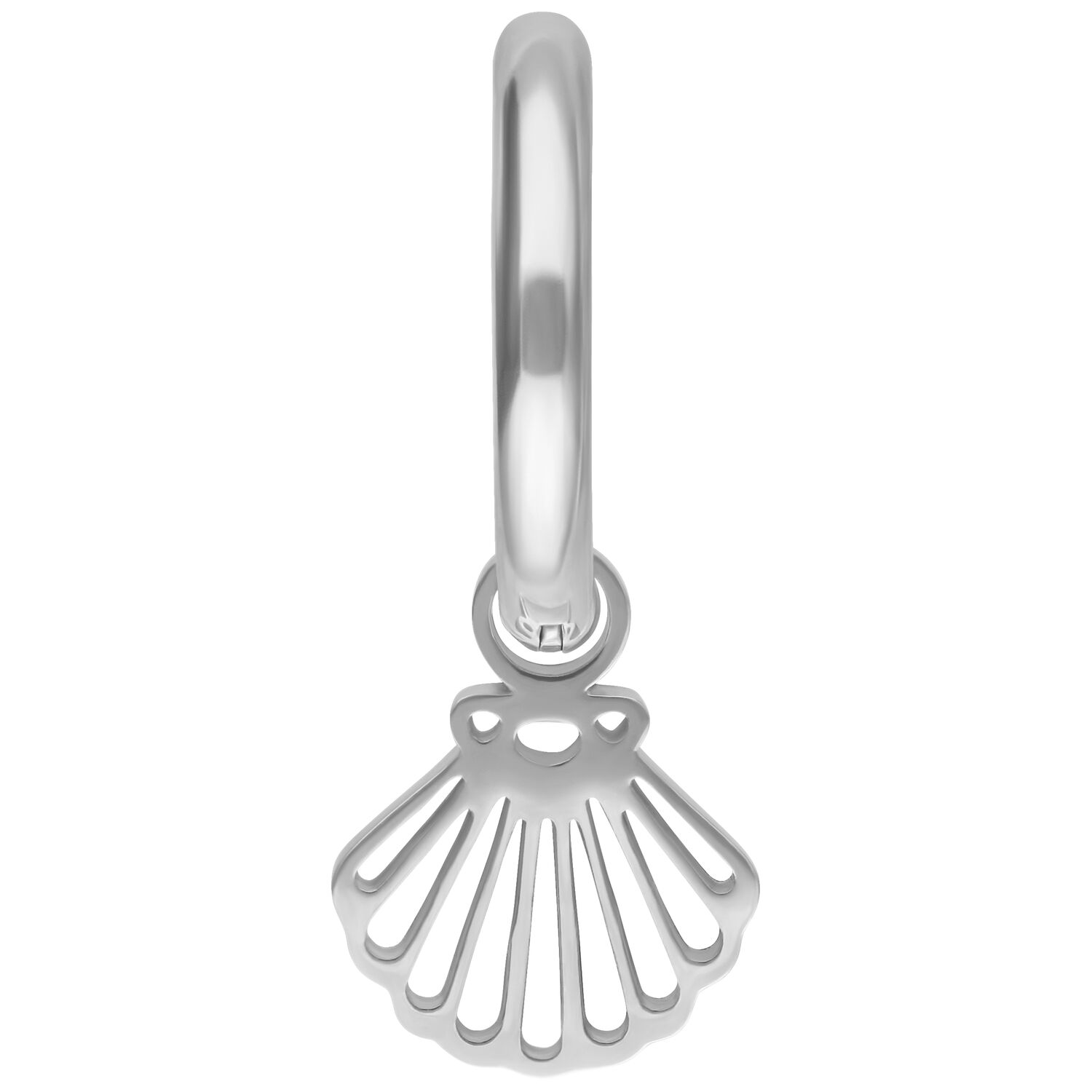 Mini Shell Hoops en argent, acier chirurgical Mini créoles argentées avec pendentif coquillage sur fond blanc