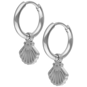 Deux mini-créoles argentées avec pendentifs coquillage, fond de studio