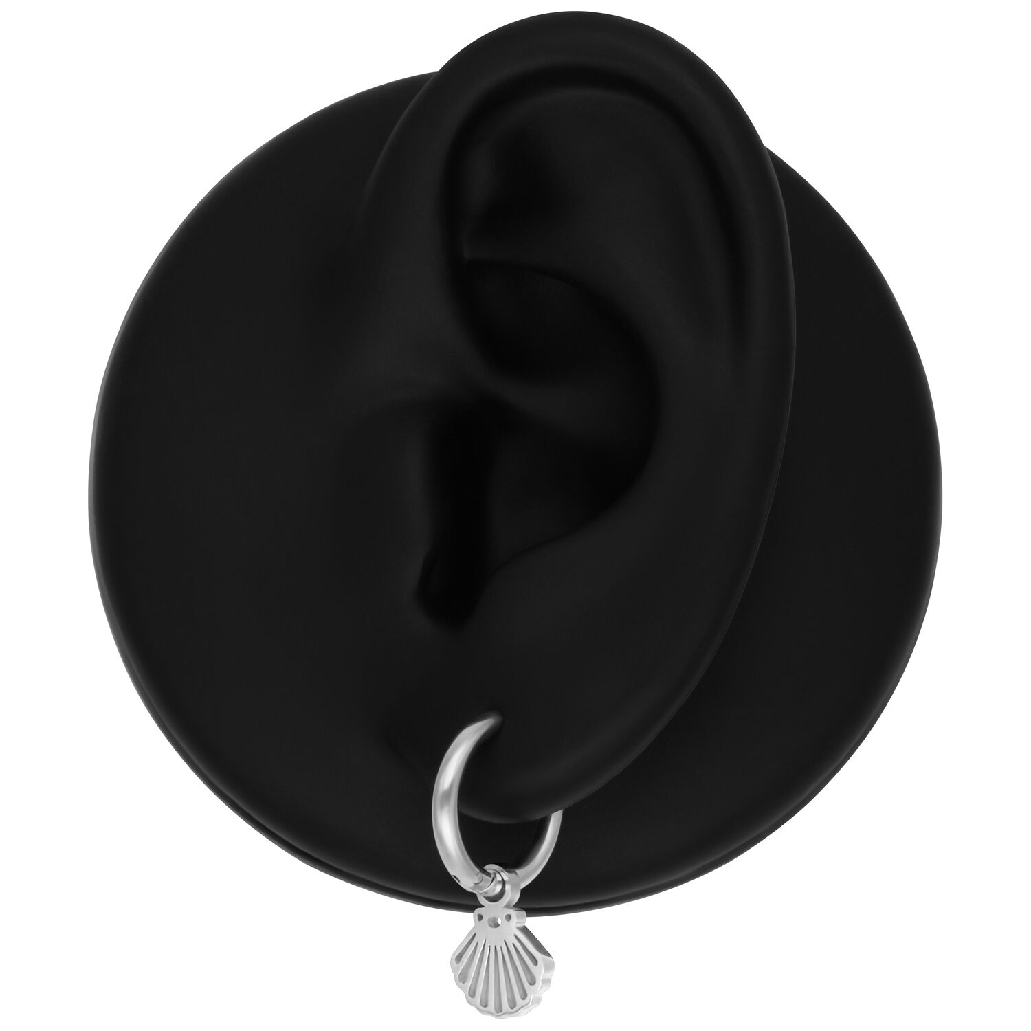 Mini Shell Hoops en noir et argent Présentoir à boucles d'oreilles noir avec Mini Shell Hoops argentés sur fond neutre