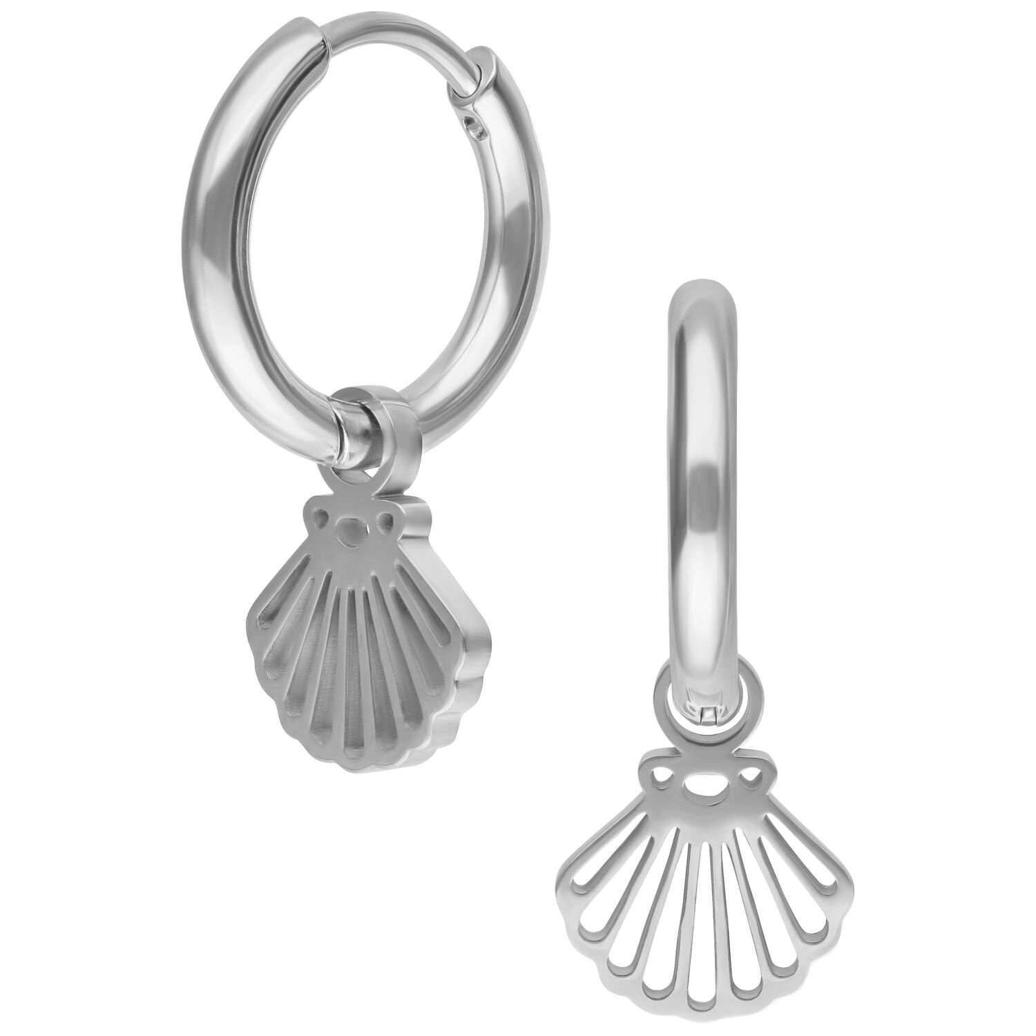 Mini Shell Hoops en argent avec fermoir à clip Deux mini créoles coquillage en argent sur fond blanc, brillamment polies