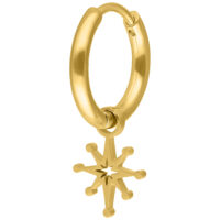 Créole dorée avec pendentif en forme d'étoile sur fond blanc