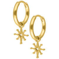 Créoles dorées avec pendentif étoile polaire sur fond blanc