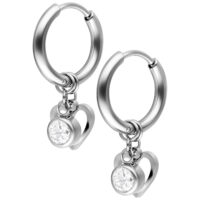 Paire de créoles argentées avec pendentif cœur et cristal sur fond blanc