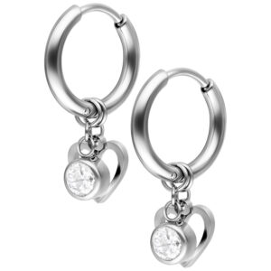 Paire de créoles argentées avec pendentif cœur et cristal sur fond blanc