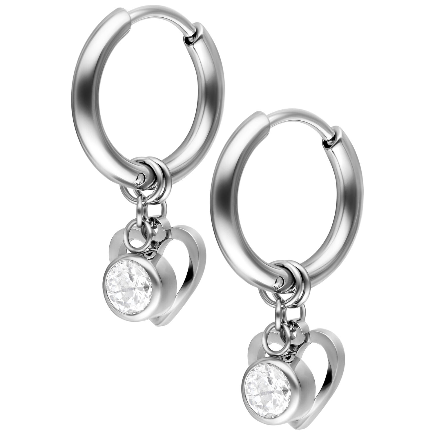 Paire de créoles argentées avec pendentif cœur et cristal sur fond blanc