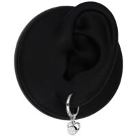 Boucles d'oreilles en argent avec pendentif cœur et cristal sur fond noir