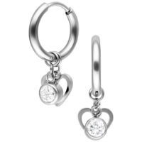 Créoles argentées avec pendentif en cristal en forme de cœur sur fond blanc