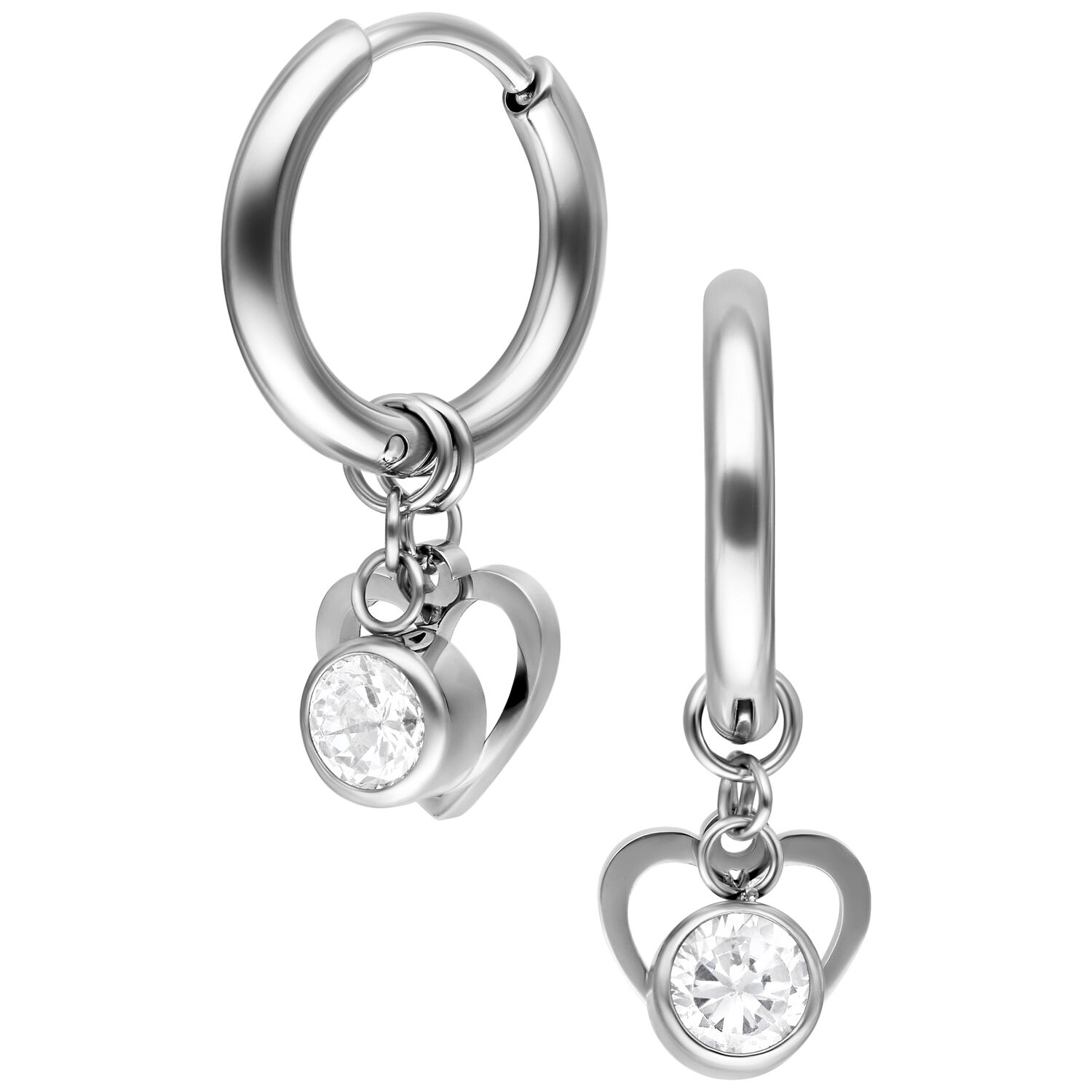 Créoles argentées avec pendentif en cristal en forme de cœur sur fond blanc