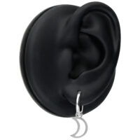 Mini Moon Hoops en argent sur un modèle d'oreille noir