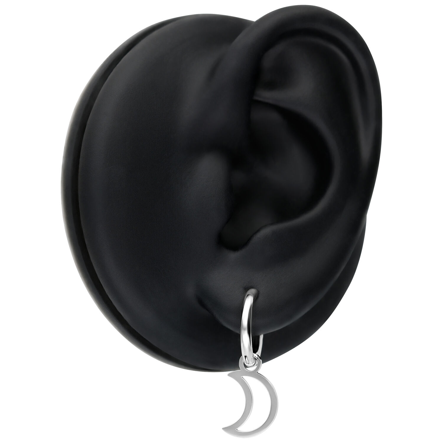 Mini Moon Hoops en argent sur un modèle d'oreille noir
