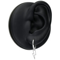 Mini Flash Hoops argentés sur modèle d'oreille noir sur fond blanc