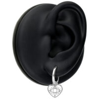 Mini créoles argentées avec motif cœur et œil, sur un modèle d'oreille noir