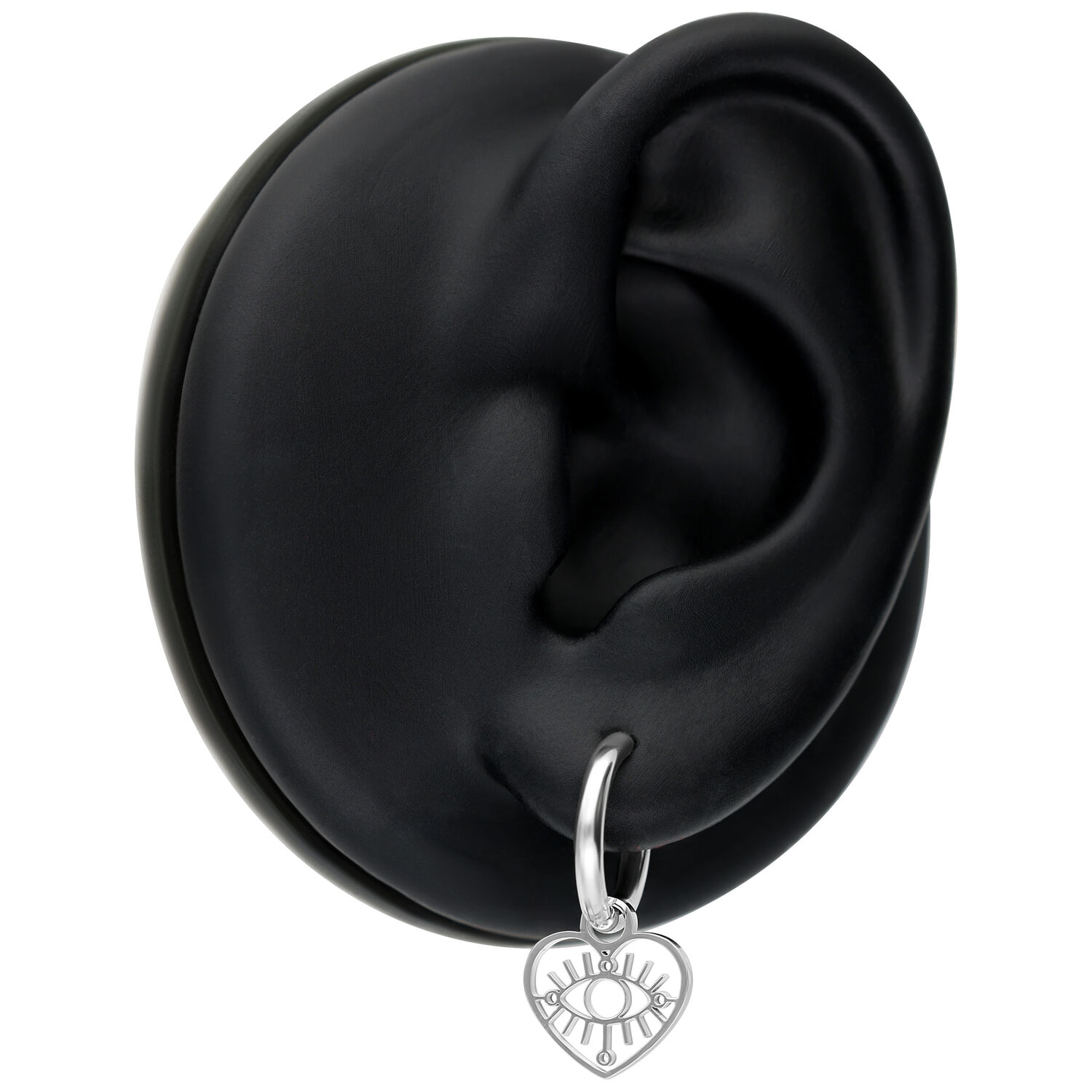 Mini créoles argentées avec motif cœur et œil, sur un modèle d'oreille noir