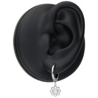 Mini créoles à fleurs en cristal en argent Mini créoles argentées avec pendentif fleur en cristal sur un modèle d'oreille noire