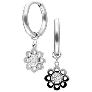 Créoles argentées avec pendentifs fleurs scintillants sur fond blanc
