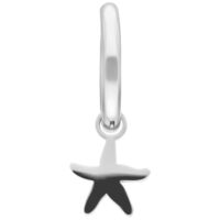 Boucle d'oreille argentée avec pendentif étoile de mer et fermoir à clip sur fond blanc