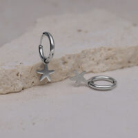 Deux créoles argentées avec pendentif étoile de mer sur pierre claire