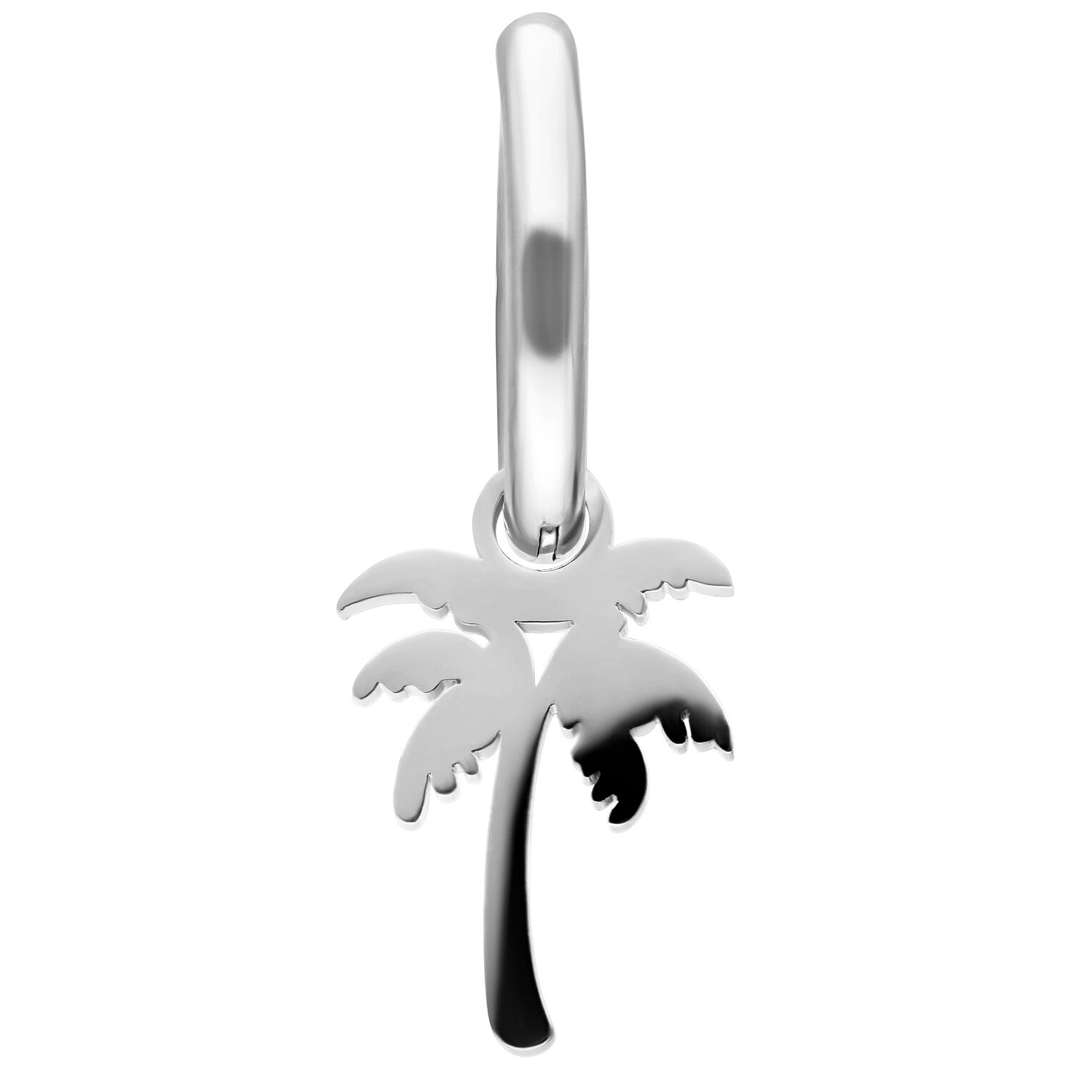 Boucle d'oreille argentée avec pendentif palmier sur fond blanc