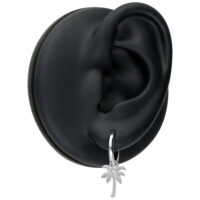 Boucles d'oreilles argentées avec pendentif palmier sur présentoir noir
