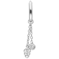 Mini-boucles d'oreilles argentées avec pendentif Boucle d'oreille argentée avec pendentif chaîne et petit cristal sur fond blanc