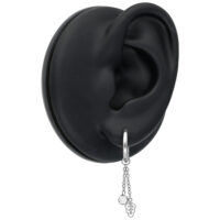 Boucles d'oreilles Mini Crystal Leaf argentées Boucles d'oreilles argentées avec pendentif cristal et feuille sur modèle d'oreille noire