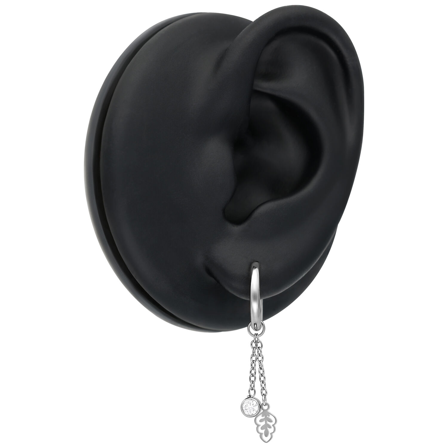 Boucles d'oreilles Mini Crystal Leaf argentées Boucles d'oreilles argentées avec pendentif cristal et feuille sur modèle d'oreille noire