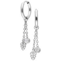 Créoles argentées avec pendentifs en cristal Créoles argentées avec chaînes et pendentifs en cristal sur fond blanc