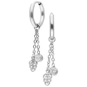 Créoles argentées avec chaînes et pendentifs en cristal sur fond blanc