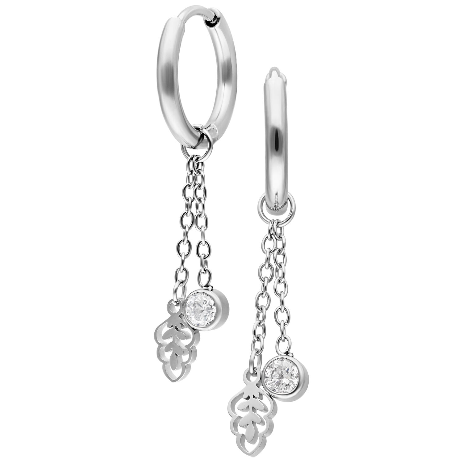 Créoles argentées avec pendentifs en cristal Créoles argentées avec chaînes et pendentifs en cristal sur fond blanc