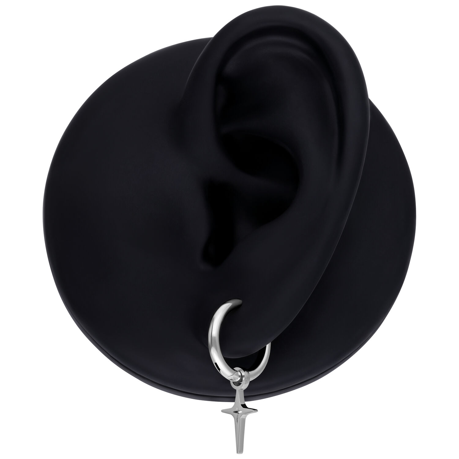 Créole noire avec pendentif en argent Oreille noire avec créole en argent et pendentif en forme d'étoile sur fond noir