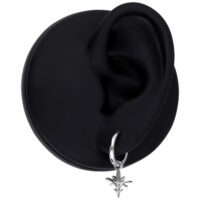 Clou d'oreille noir avec pendentif en argent Clou d'oreille noir avec un pendentif en argent en forme de petite branche, sur fond noir