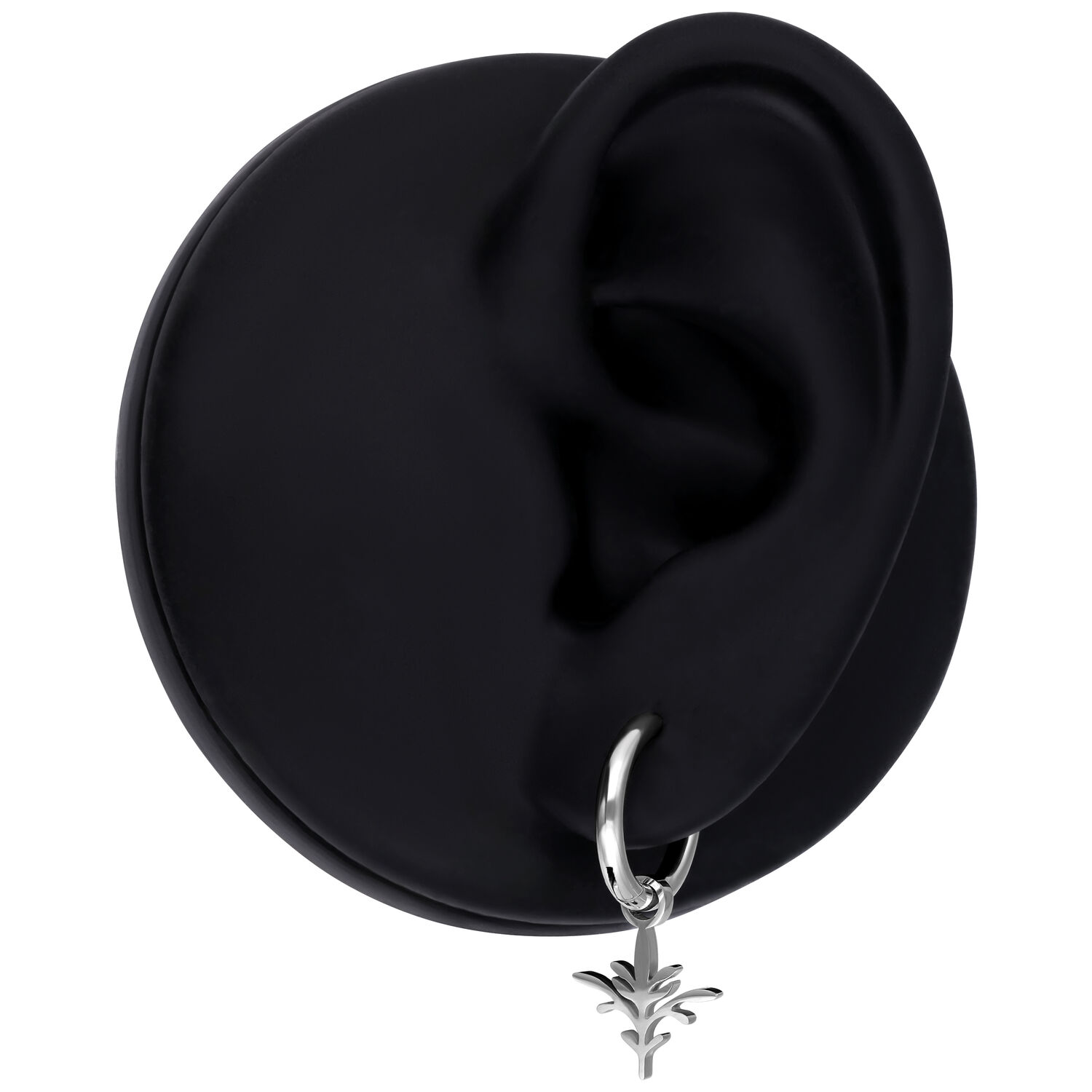 Clou d'oreille noir avec pendentif en argent Clou d'oreille noir avec un pendentif en argent en forme de petite branche, sur fond noir
