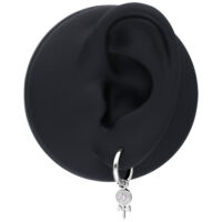 Créoles Mini Lollipop argentées Boucle d'oreille argentée avec pendentif sur un présentoir noir