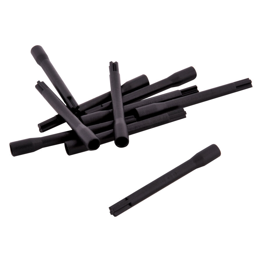 bâtonnets mélangeurs en plastique noirs pour Ink Mixer Bâtonnets mélangeurs en plastique noirs sur fond blanc, stériles et non utilisés