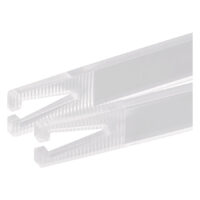 Pince à épiler jetable transparente en plastique avec pointes dentelées sur fond blanc