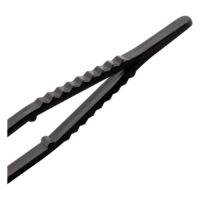 Pince à épiler jetable stérile noire Pince à épiler jetable stérile noire avec manche cranté sur fond blanc